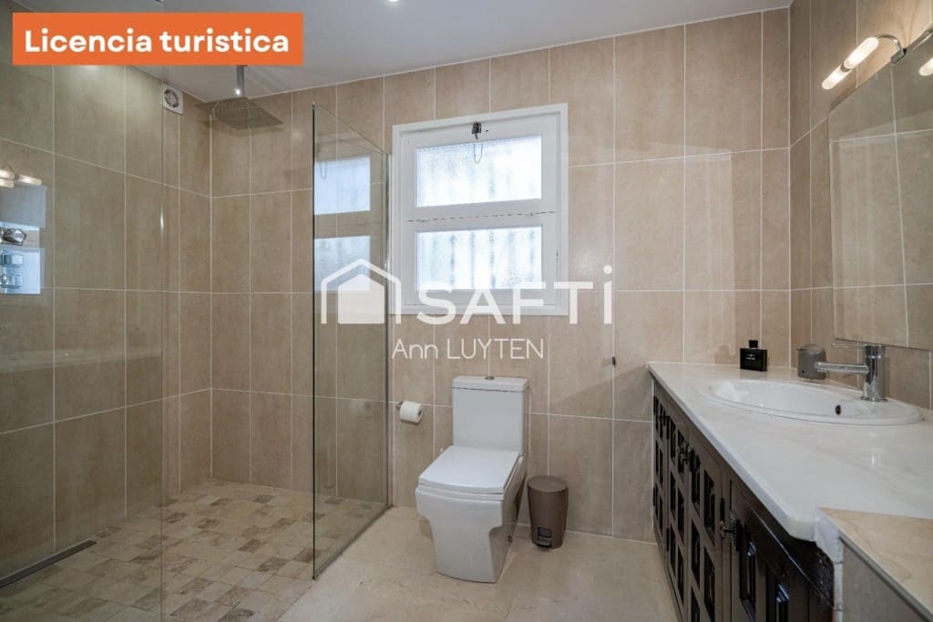 6 makuuhuone Huvila myytävänä paikassa Roses mukana uima-altaan 
autotalli - 749 000 € (Ref: 9595374)