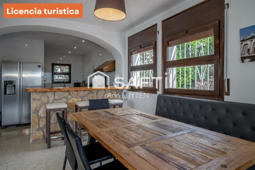 6 makuuhuone Huvila myytävänä paikassa Roses mukana uima-altaan 
autotalli - 749 000 € (Ref: 9595374)