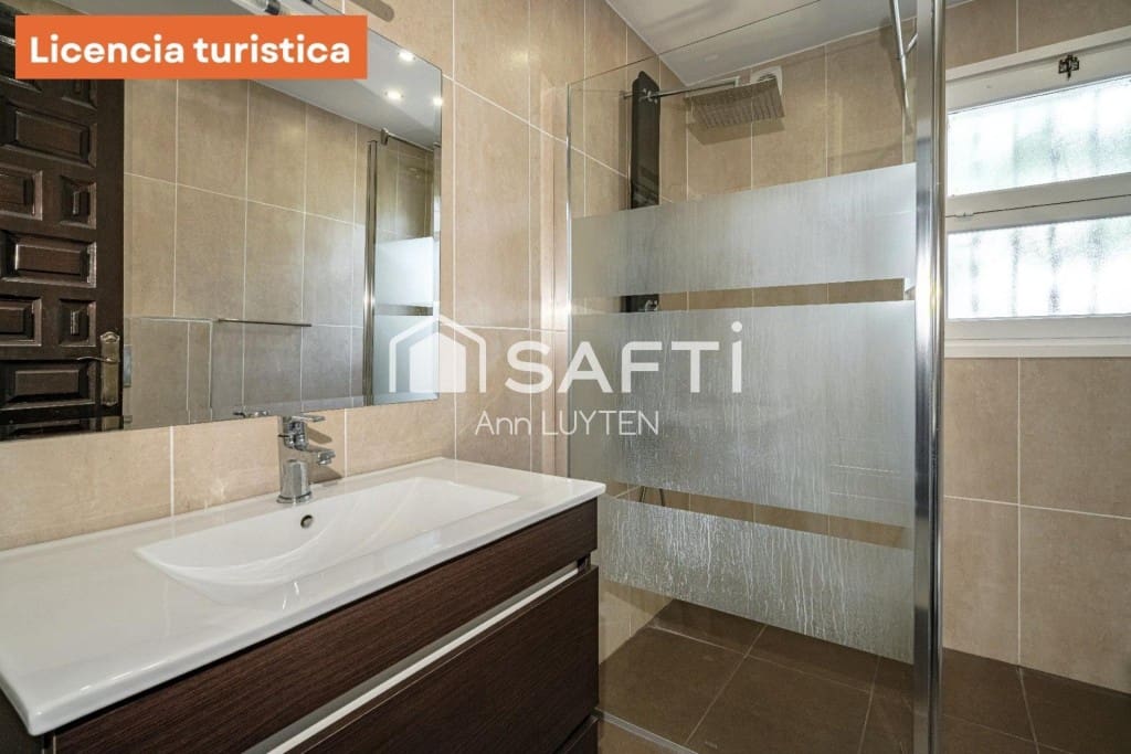 6 makuuhuone Huvila myytävänä paikassa Roses mukana uima-altaan 
autotalli - 749 000 € (Ref: 9595374)