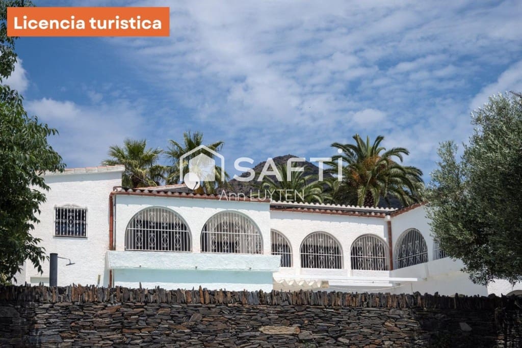 6 makuuhuone Huvila myytävänä paikassa Roses mukana uima-altaan 
autotalli - 749 000 € (Ref: 9595374)