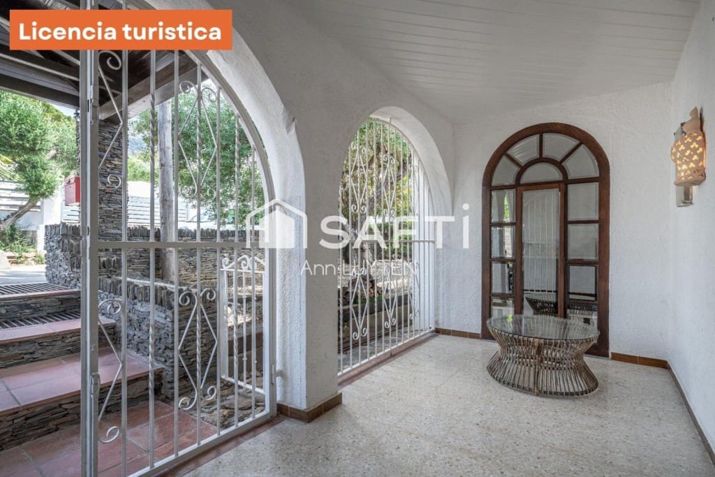 6 makuuhuone Huvila myytävänä paikassa Roses mukana uima-altaan 
autotalli - 749 000 € (Ref: 9595374)