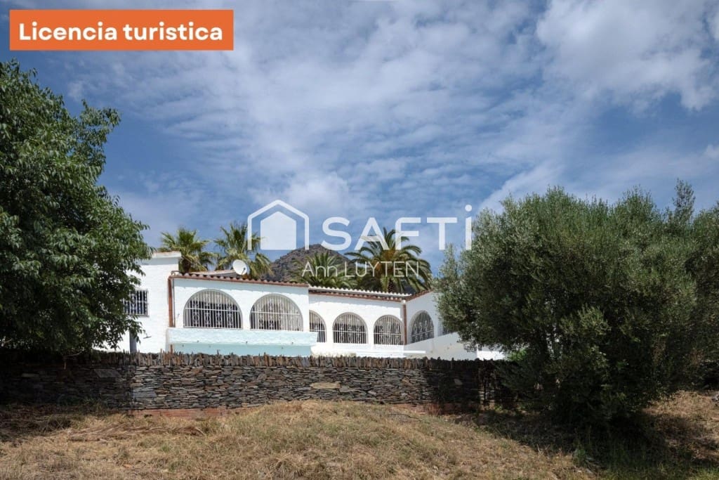 6 makuuhuone Huvila myytävänä paikassa Roses mukana uima-altaan 
autotalli - 749 000 € (Ref: 9595374)