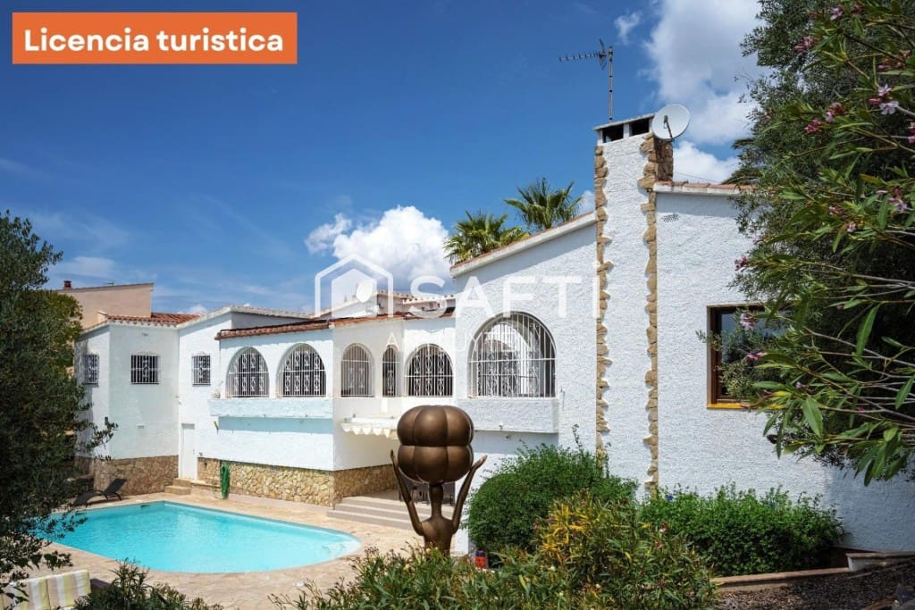 6 makuuhuone Huvila myytävänä paikassa Roses mukana uima-altaan 
autotalli - 749 000 € (Ref: 9595374)