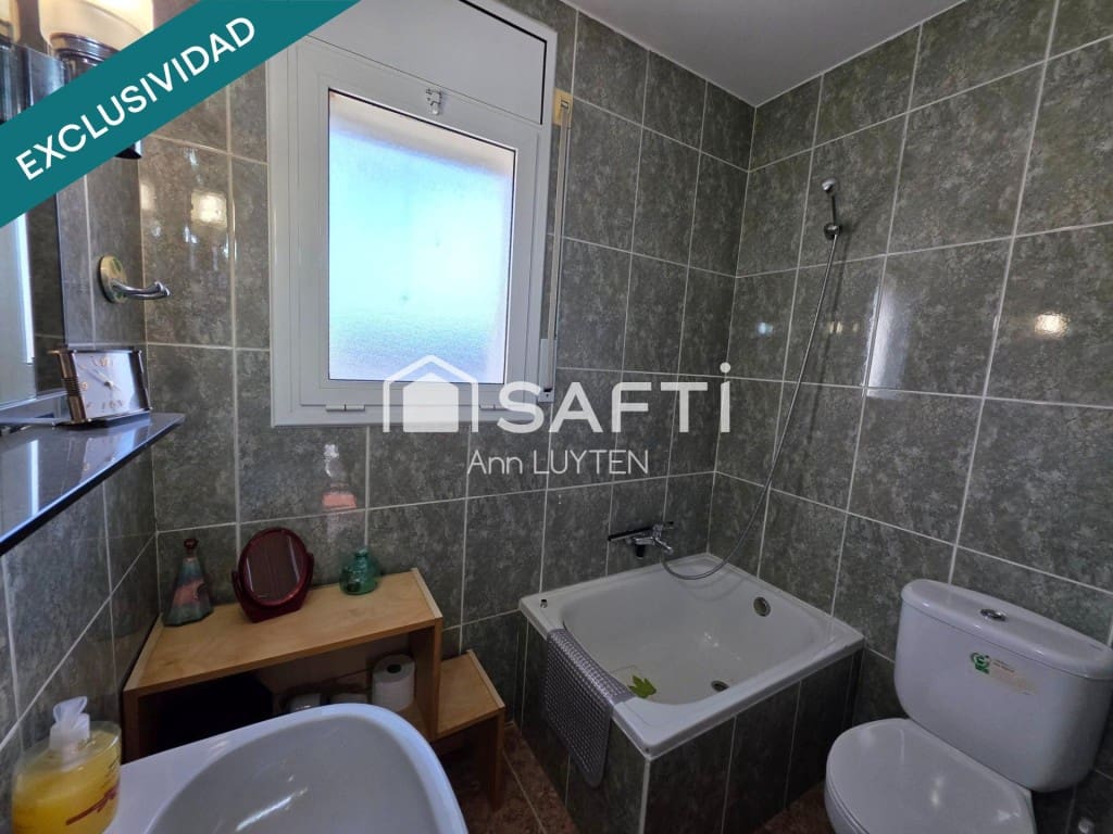 3 makuuhuone Huvila myytävänä paikassa Roses mukana 
autotalli - 549 800 € (Ref: 9595376)