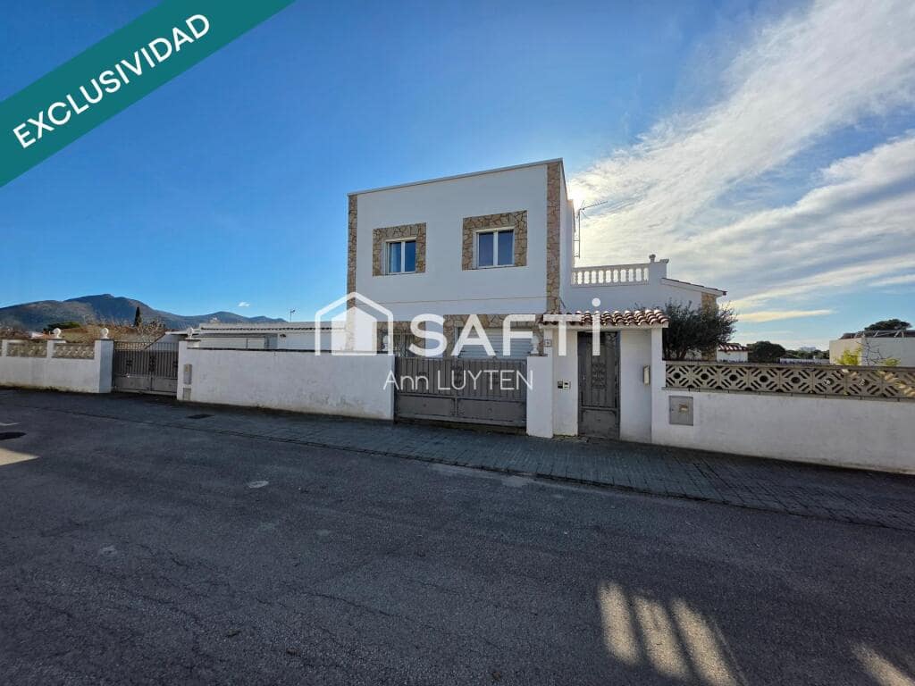 3 bedroom Villa for sale in Roses with garage - € 549,800 (Ref: 9595376)