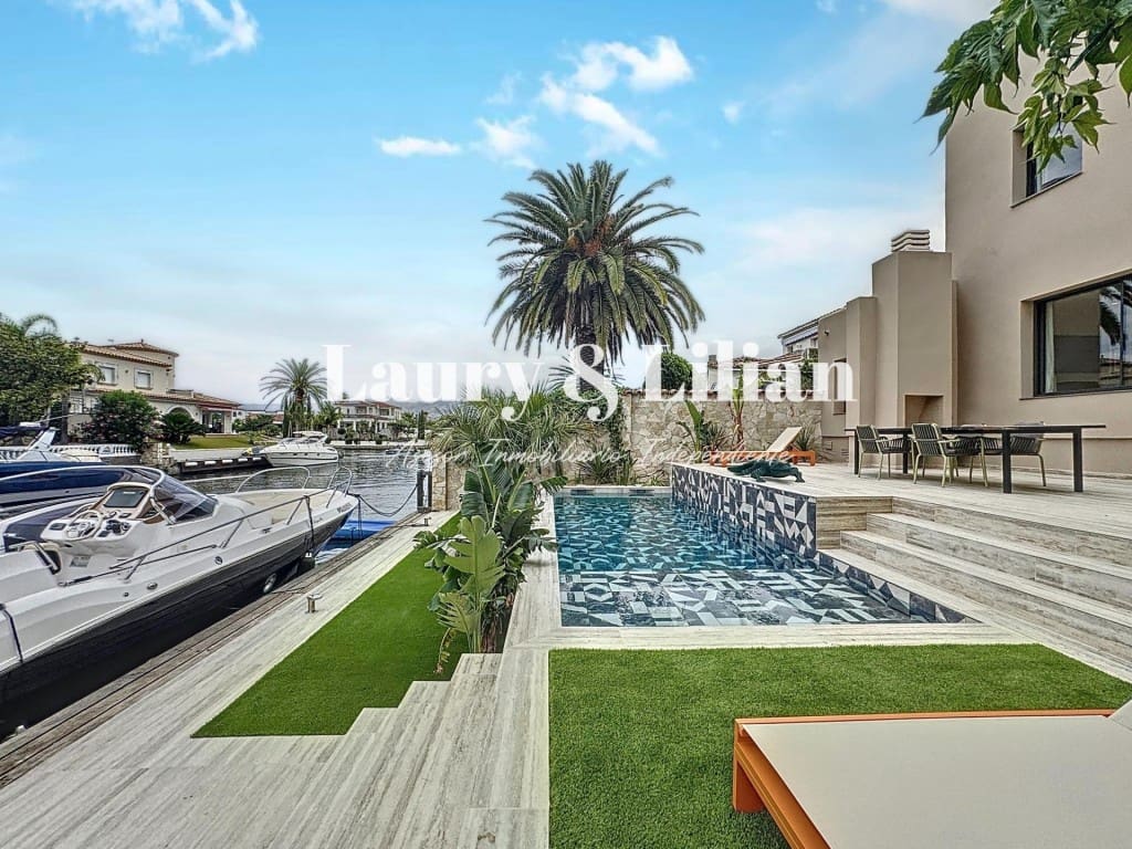 4 soveværelse Villa til salg i Empuriabrava med swimmingpool - € 1.450.000 (Ref: 9595382)