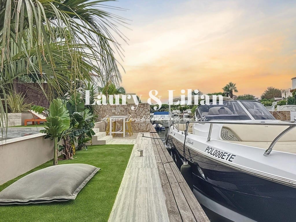 4 soveværelse Villa til salg i Empuriabrava med swimmingpool - € 1.450.000 (Ref: 9595382)