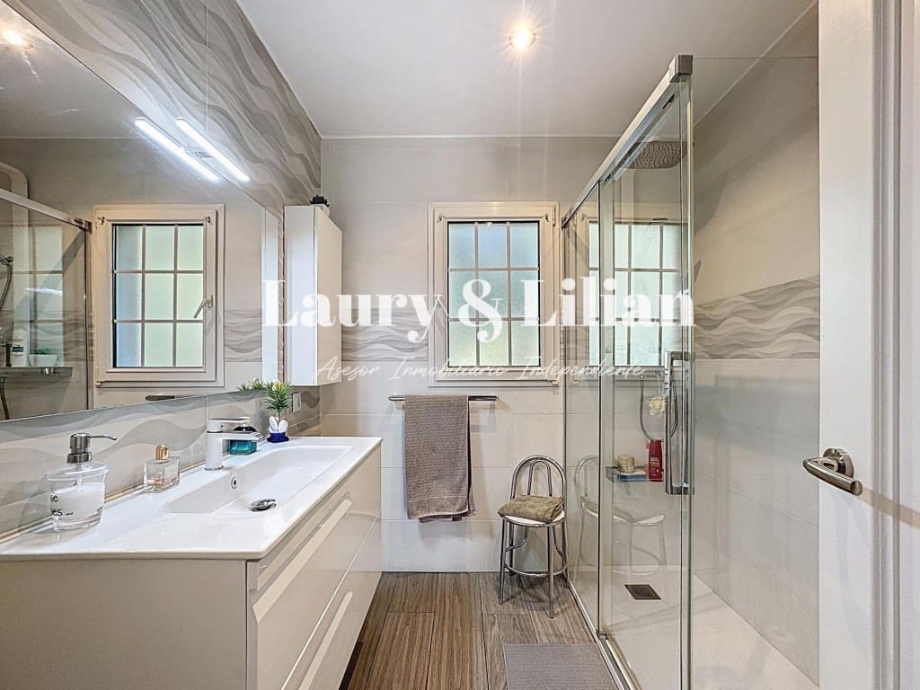 4 soverom Villa til salgs i Avinyonet de Puigventos med svømmebasseng garasje - € 455 000 (Ref: 9595386)