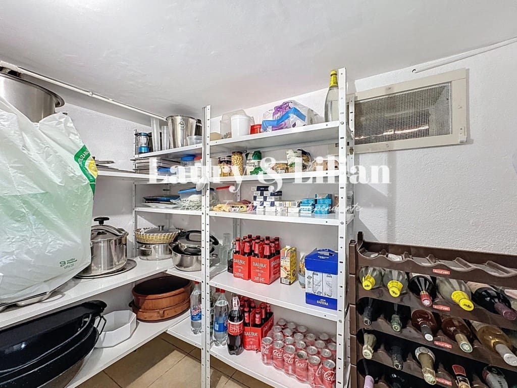 4 soverom Villa til salgs i Avinyonet de Puigventos med svømmebasseng garasje - € 455 000 (Ref: 9595386)