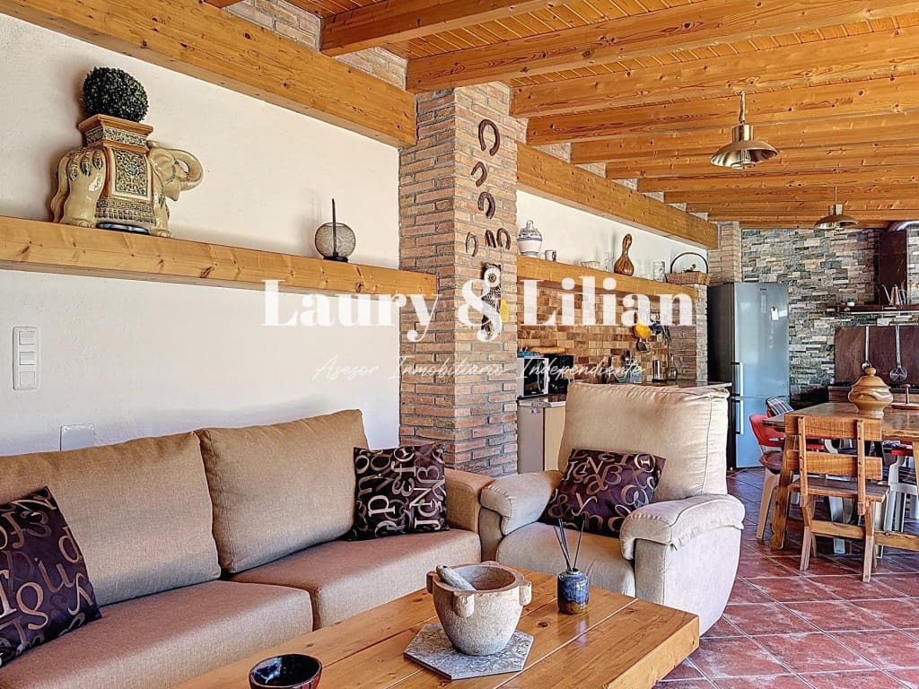 4 soverom Villa til salgs i Avinyonet de Puigventos med svømmebasseng garasje - € 455 000 (Ref: 9595386)