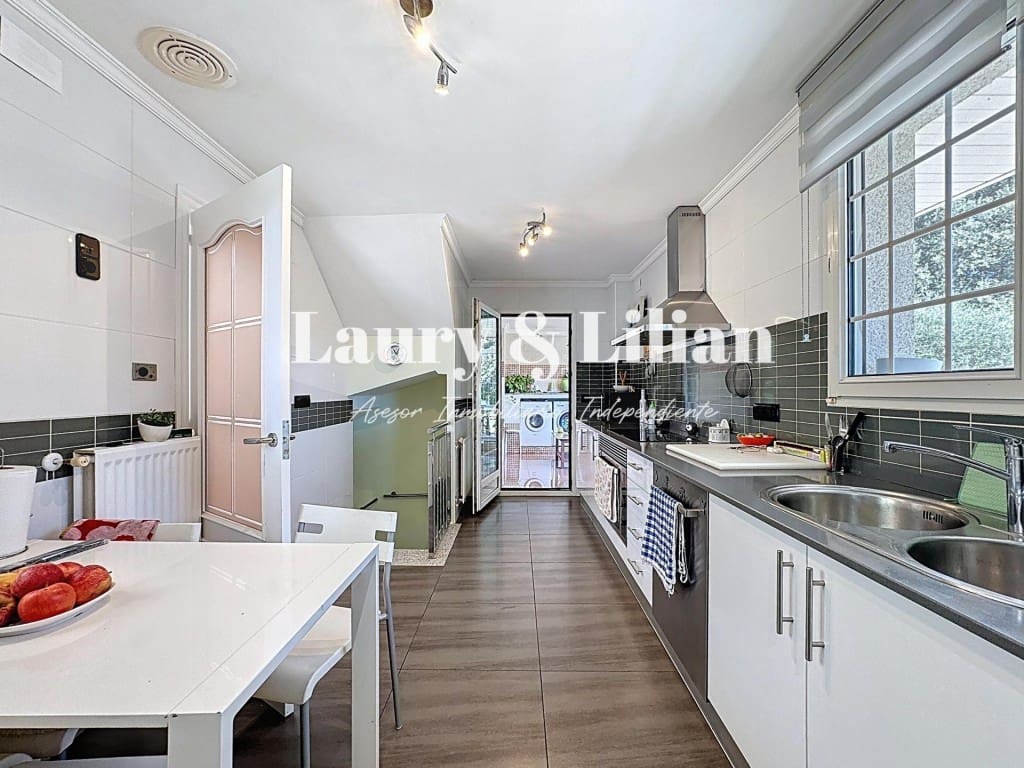 4 soverom Villa til salgs i Avinyonet de Puigventos med svømmebasseng garasje - € 455 000 (Ref: 9595386)