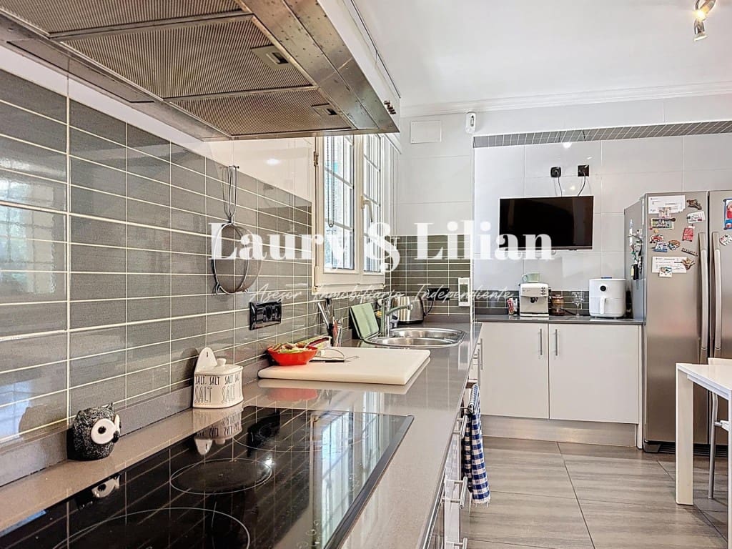 4 soverom Villa til salgs i Avinyonet de Puigventos med svømmebasseng garasje - € 455 000 (Ref: 9595386)