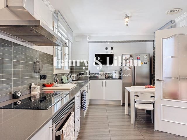 4 soverom Villa til salgs i Avinyonet de Puigventós med svømmebasseng garasje - € 455 000 (Ref: 9595386)