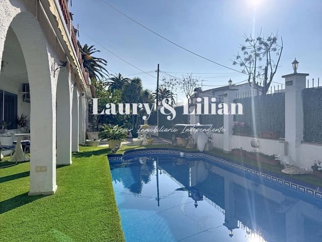 4 makuuhuone Huvila myytävänä paikassa Empuriabrava, Castelló d'Empúries mukana uima-altaan 
autotalli - 625 000 € (Ref: 9595389)