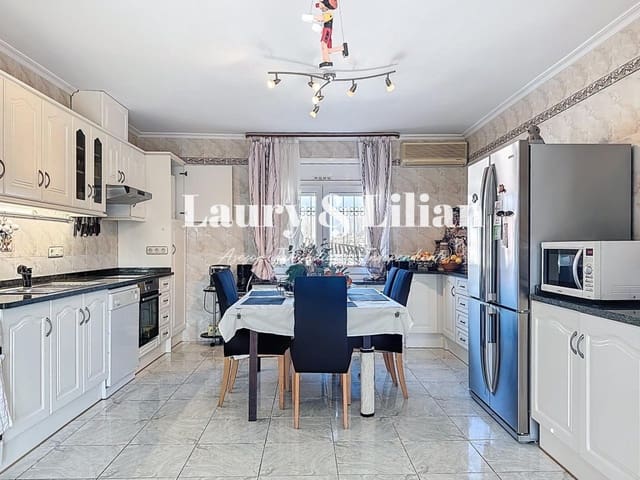 4 makuuhuone Huvila myytävänä paikassa Empuriabrava, Castelló d'Empúries mukana uima-altaan 
autotalli - 625 000 € (Ref: 9595389)