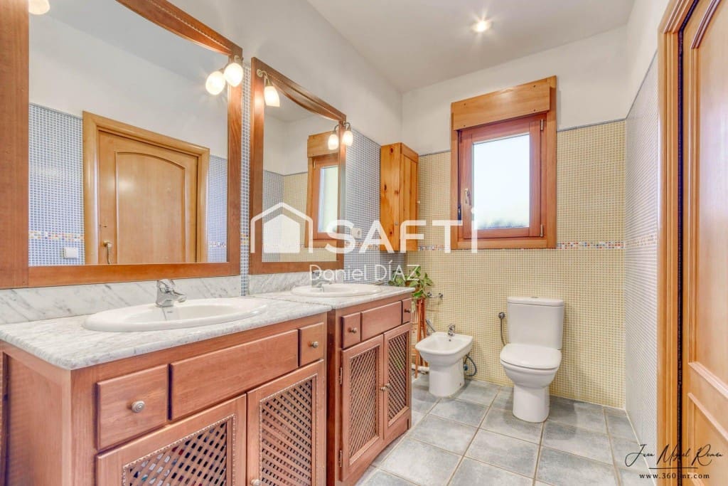 6 bedroom Villa for sale in Sils with pool garage - € 590,000 (Ref: 9595402)