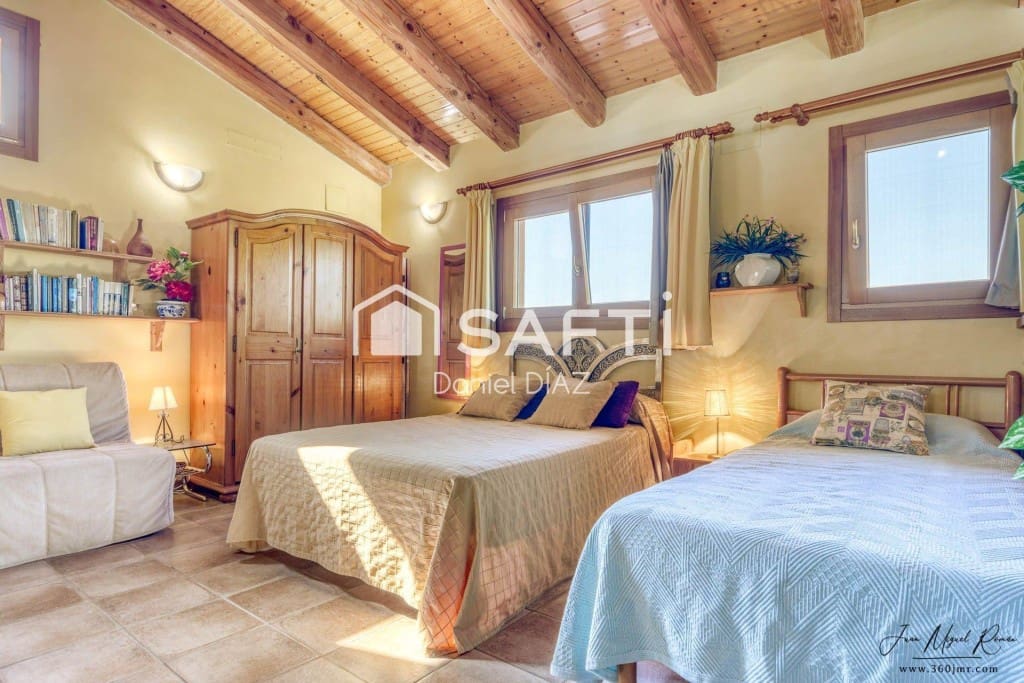 6 bedroom Villa for sale in Sils with pool garage - € 590,000 (Ref: 9595402)