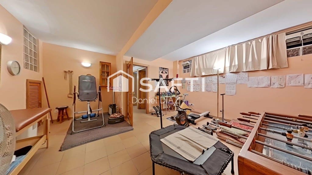 6 bedroom Villa for sale in Sils with pool garage - € 590,000 (Ref: 9595402)