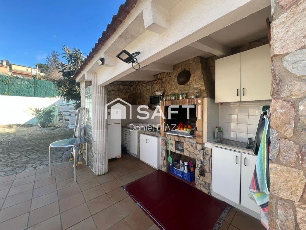 4 makuuhuone Huvila myytävänä paikassa Lloret de Mar mukana uima-altaan 
autotalli - 440 000 € (Ref: 9595408)