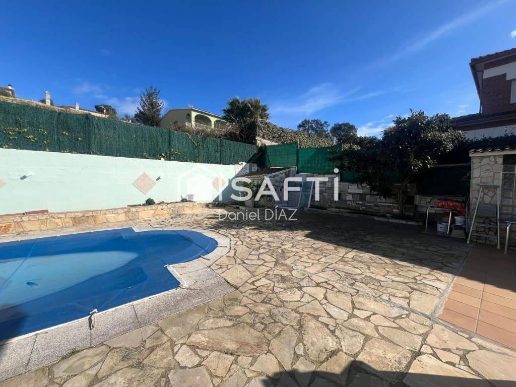 4 makuuhuone Huvila myytävänä paikassa Lloret de Mar mukana uima-altaan 
autotalli - 440 000 € (Ref: 9595408)