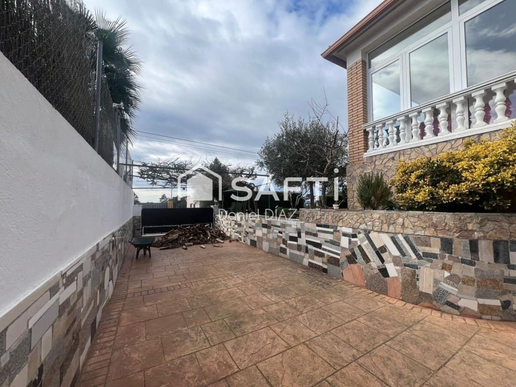 4 makuuhuone Huvila myytävänä paikassa Lloret de Mar mukana uima-altaan 
autotalli - 440 000 € (Ref: 9595408)