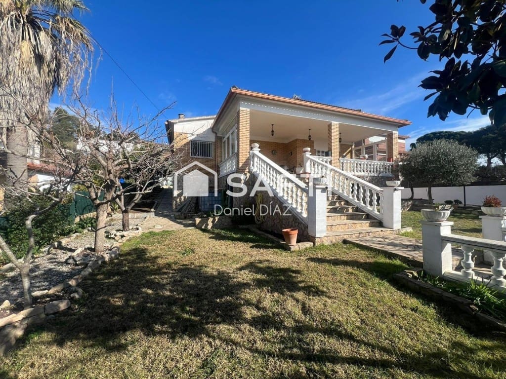 4 makuuhuone Huvila myytävänä paikassa Lloret de Mar mukana uima-altaan 
autotalli - 440 000 € (Ref: 9595408)