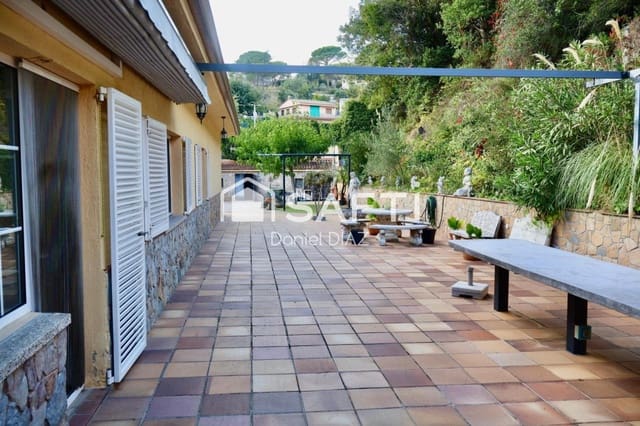 6 soveværelse Finca/Landehus til salg i Maçanet de la Selva med swimmingpool garage - € 360.000 (Ref: 9595411)