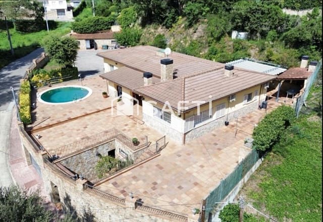 6 soveværelse Finca/Landehus til salg i Maçanet de la Selva med swimmingpool garage - € 360.000 (Ref: 9595411)