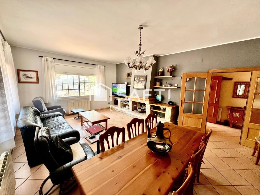 6 soveværelse Finca/Landehus til salg i Macanet de la Selva med swimmingpool garage - € 360.000 (Ref: 9595411)