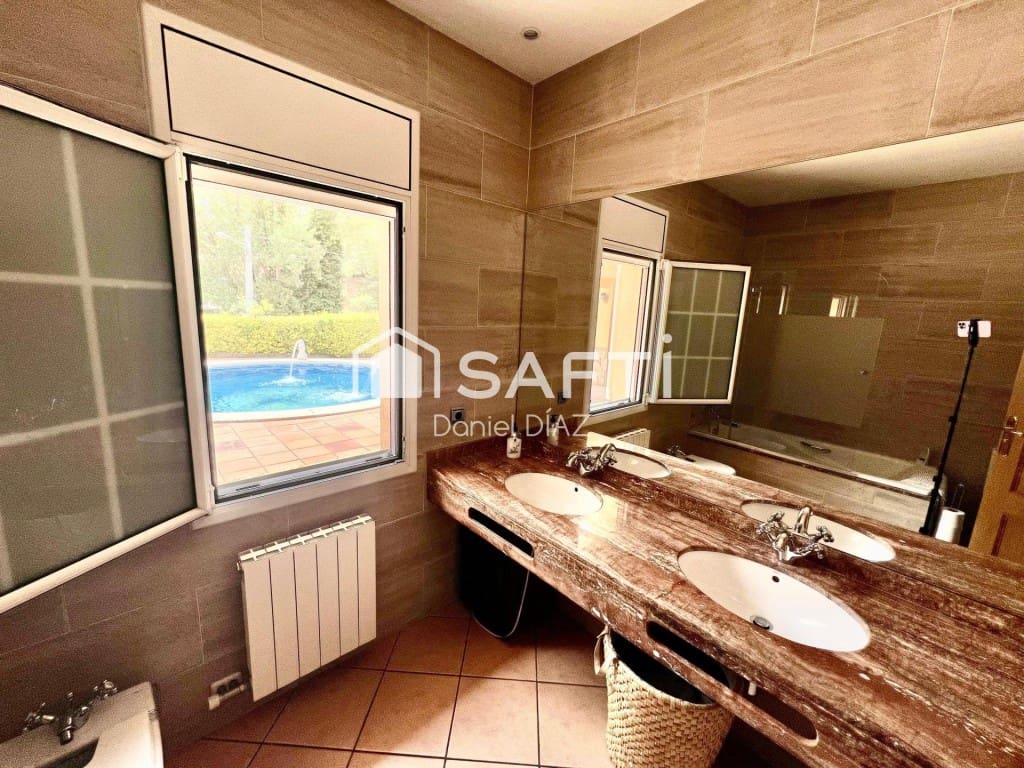 6 soveværelse Finca/Landehus til salg i Macanet de la Selva med swimmingpool garage - € 360.000 (Ref: 9595411)