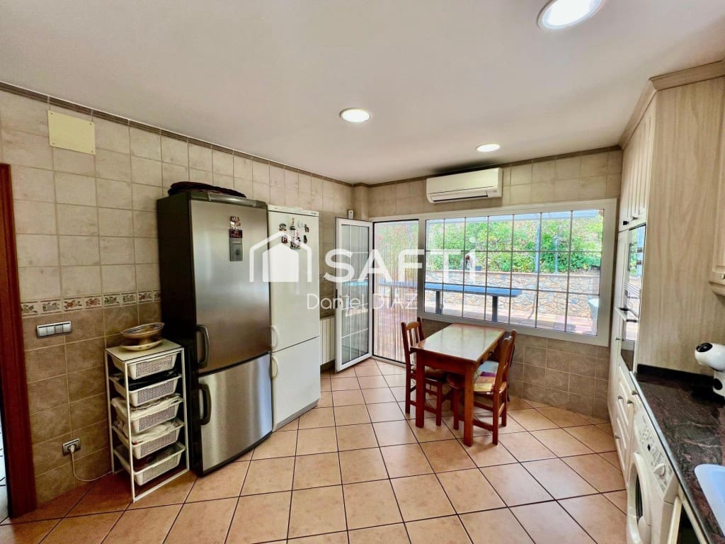 6 soveværelse Finca/Landehus til salg i Macanet de la Selva med swimmingpool garage - € 360.000 (Ref: 9595411)