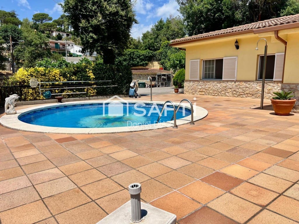 6 soveværelse Finca/Landehus til salg i Macanet de la Selva med swimmingpool garage - € 360.000 (Ref: 9595411)