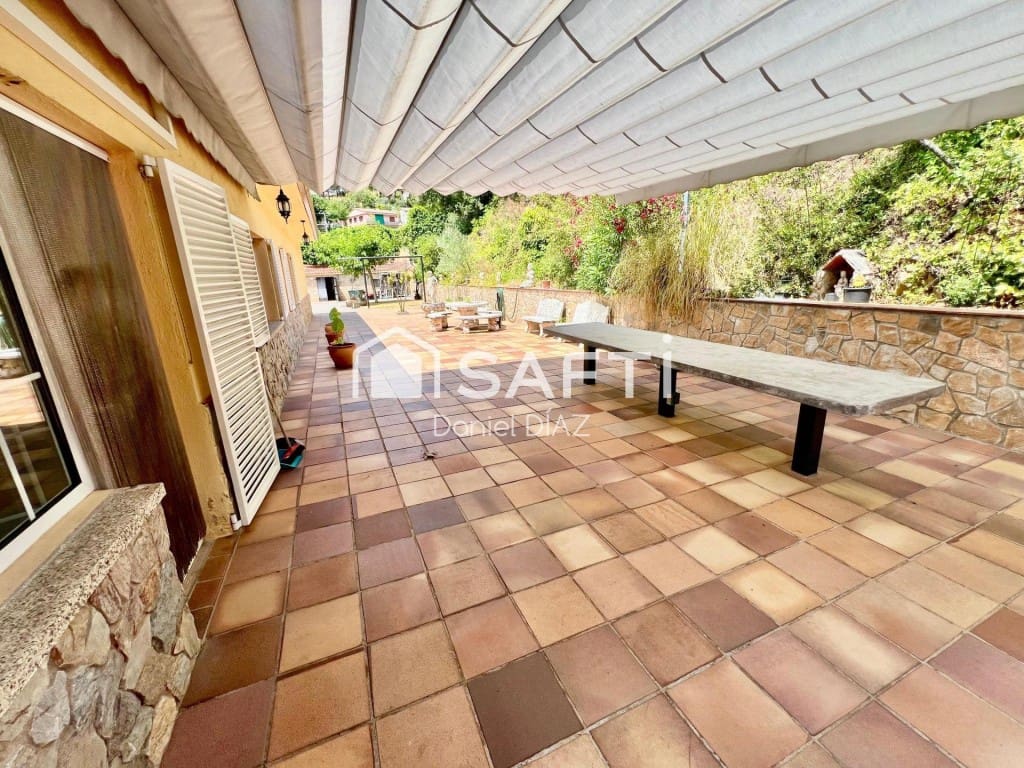 6 soveværelse Finca/Landehus til salg i Macanet de la Selva med swimmingpool garage - € 360.000 (Ref: 9595411)