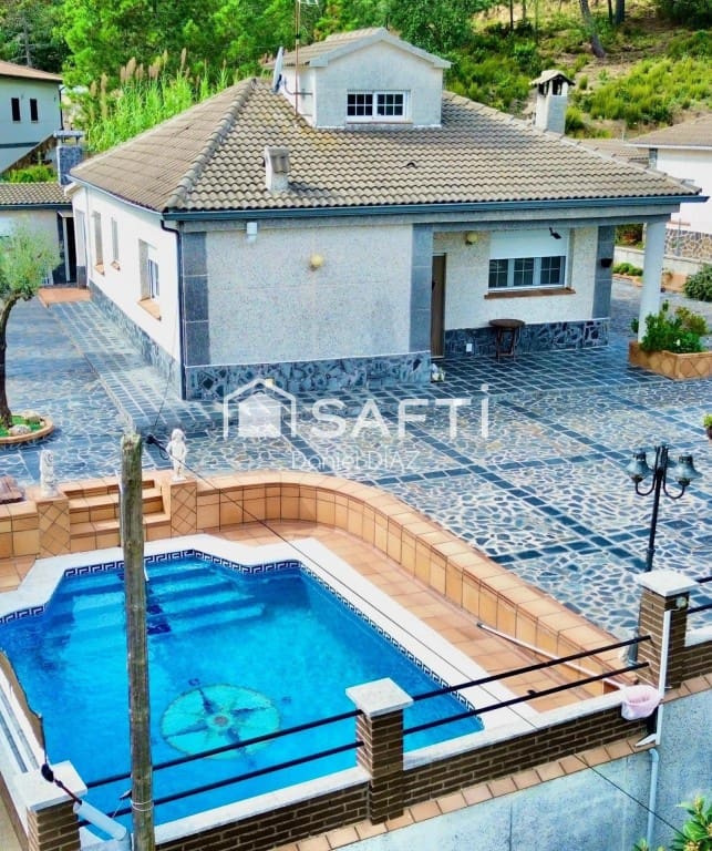 4 bedroom Villa for sale in Riudarenes with garage - € 265,000 (Ref: 9595420)