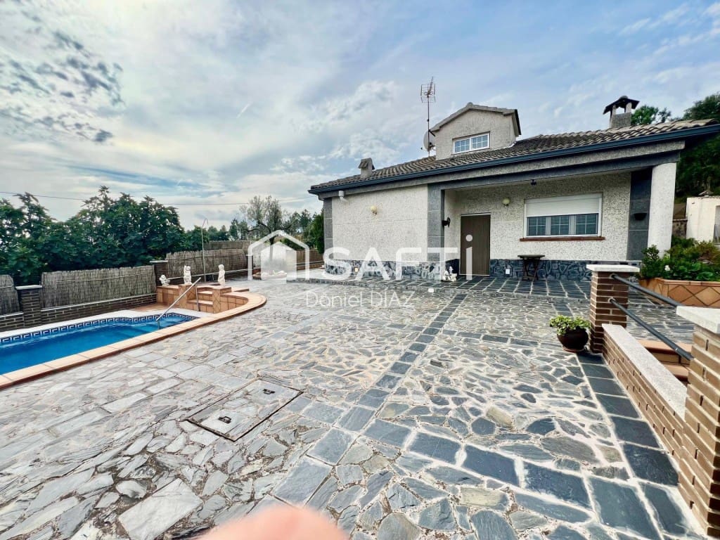 4 bedroom Villa for sale in Riudarenes with garage - € 265,000 (Ref: 9595420)