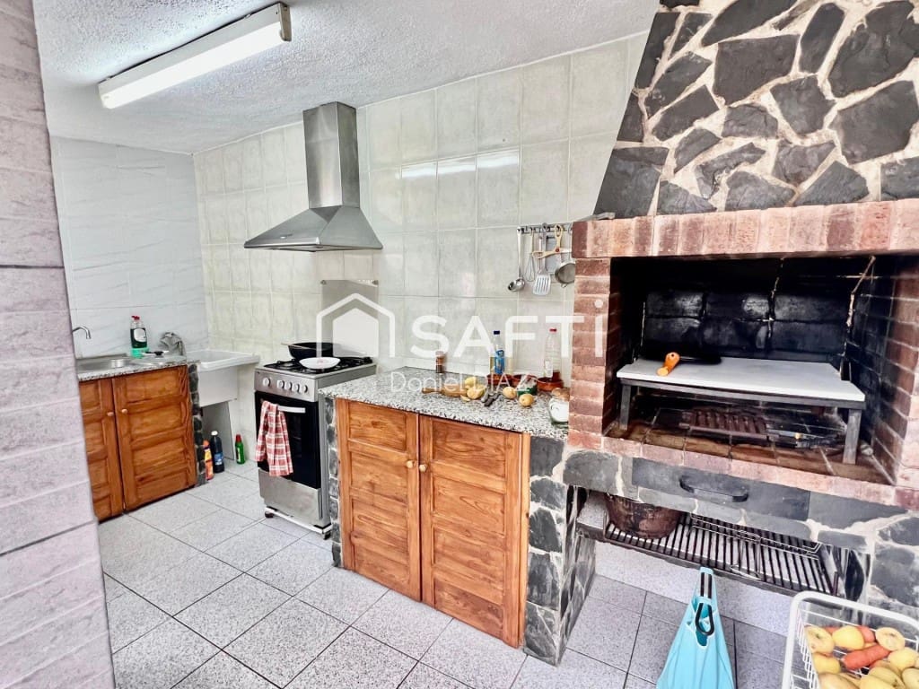 4 bedroom Villa for sale in Riudarenes with garage - € 265,000 (Ref: 9595420)