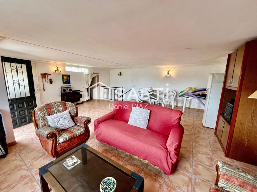 4 bedroom Villa for sale in Riudarenes with garage - € 265,000 (Ref: 9595420)