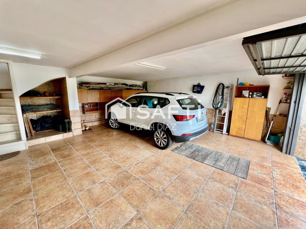 4 bedroom Villa for sale in Riudarenes with garage - € 265,000 (Ref: 9595420)