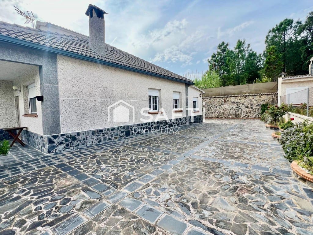 4 bedroom Villa for sale in Riudarenes with garage - € 265,000 (Ref: 9595420)