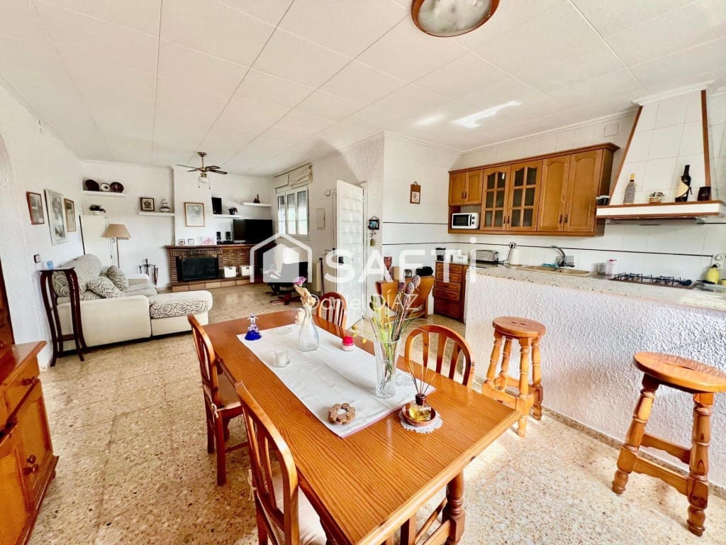 4 bedroom Villa for sale in Riudarenes with garage - € 265,000 (Ref: 9595420)