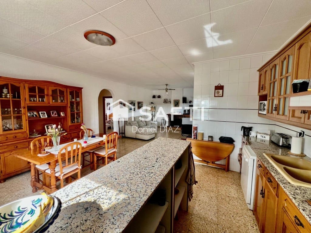 4 bedroom Villa for sale in Riudarenes with garage - € 265,000 (Ref: 9595420)