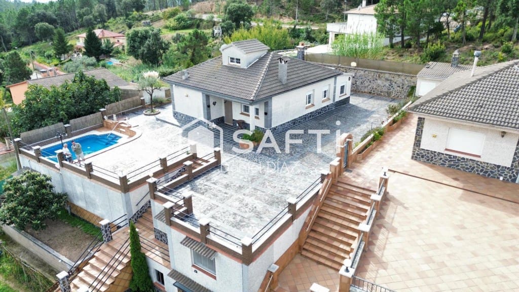 4 bedroom Villa for sale in Riudarenes with garage - € 265,000 (Ref: 9595420)