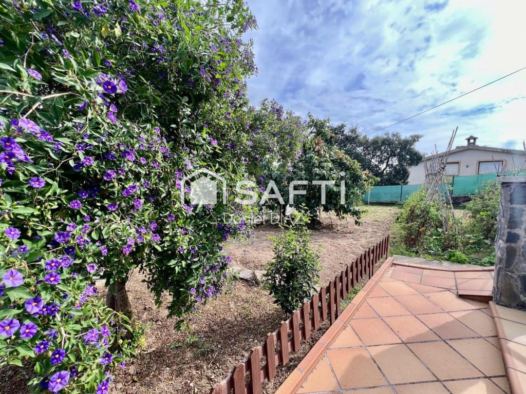 4 bedroom Villa for sale in Riudarenes with garage - € 265,000 (Ref: 9595420)