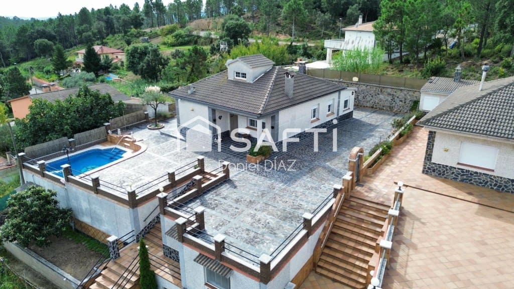 4 bedroom Villa for sale in Riudarenes with garage - € 265,000 (Ref: 9595420)