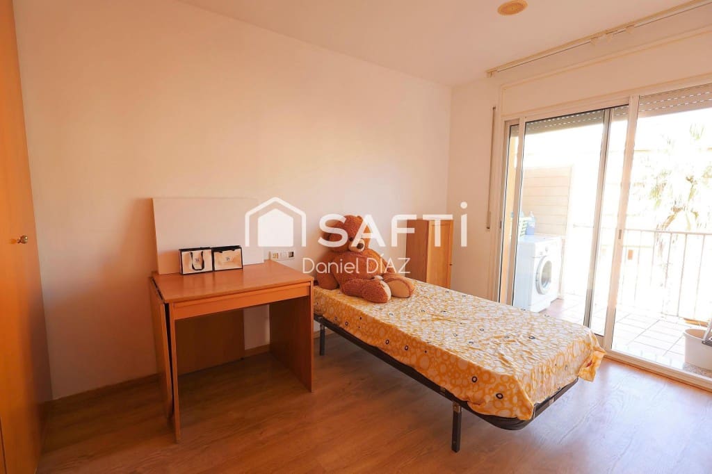 4 bedroom Apartment for sale in Pineda de Mar with garage - € 240,000 (Ref: 9595424)