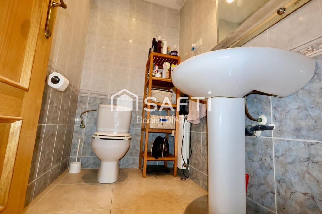 4 bedroom Apartment for sale in Pineda de Mar with garage - € 240,000 (Ref: 9595424)