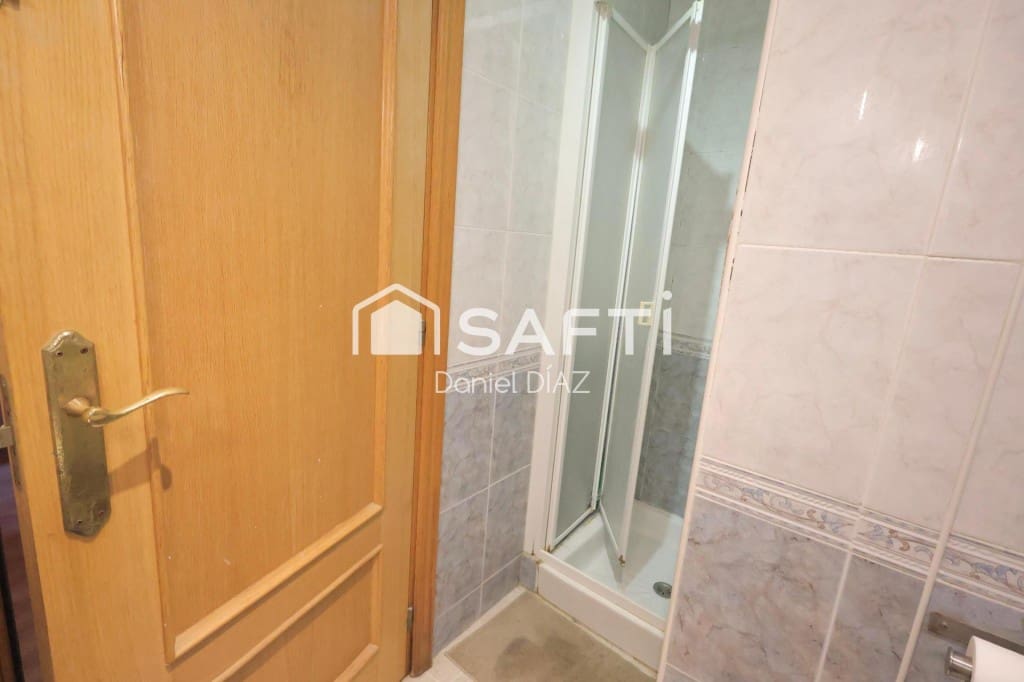 4 bedroom Apartment for sale in Pineda de Mar with garage - € 240,000 (Ref: 9595424)