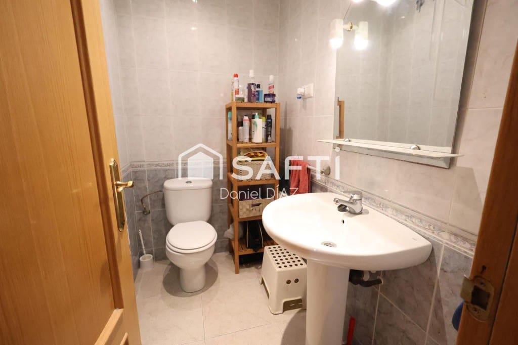 4 bedroom Apartment for sale in Pineda de Mar with garage - € 240,000 (Ref: 9595424)