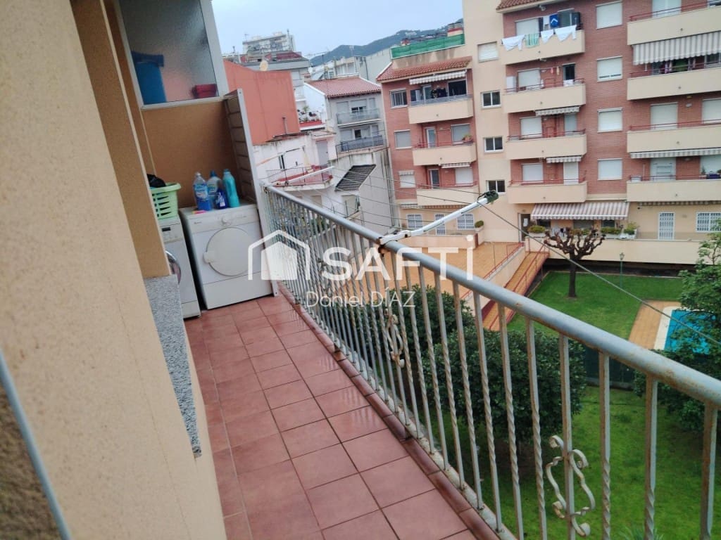 4 bedroom Apartment for sale in Pineda de Mar with garage - € 240,000 (Ref: 9595424)