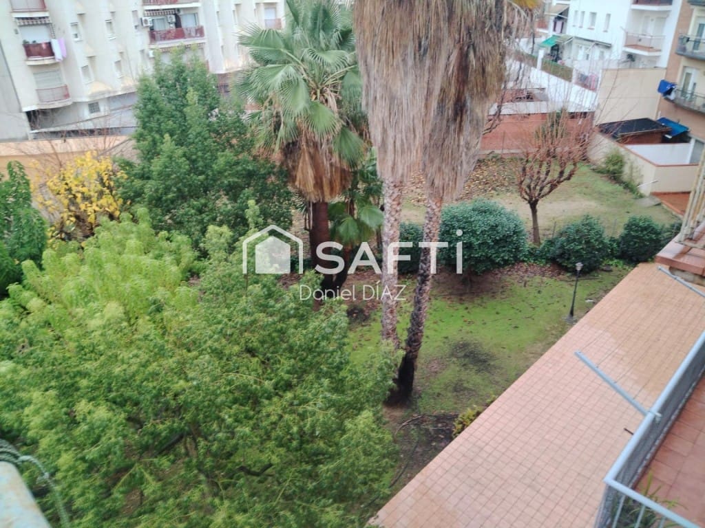 4 bedroom Apartment for sale in Pineda de Mar with garage - € 240,000 (Ref: 9595424)